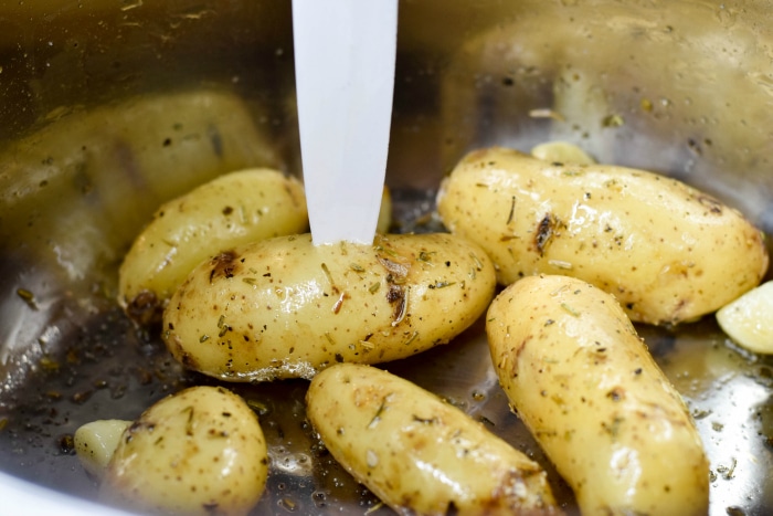 Instant Pot Roasted Fingerling Potatoes #instantpot #roastedpotatoes #potatoes #instantpotpotatoes